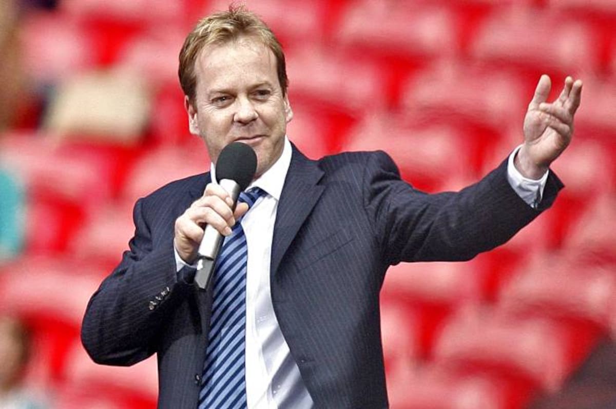US actor Kiefer Sutherland introduces a music artist on stage at Wembley stadium in north London, 01 July 2007, as 60,000 revellers join Princes William and Harry for the six-hour long extravaganza in memory of their late mother Diana. Prince William, who turned 25 on June 21, predicted it would be "an incredible night" of music after watching preparations being made yesterday for the event which is timed for what would have been his mother's 46th birthday. Police were on high alert as the huge concert got under way, a day after Britain raised its security threat level to maximum. AFP PHOTO/LEON NEAL