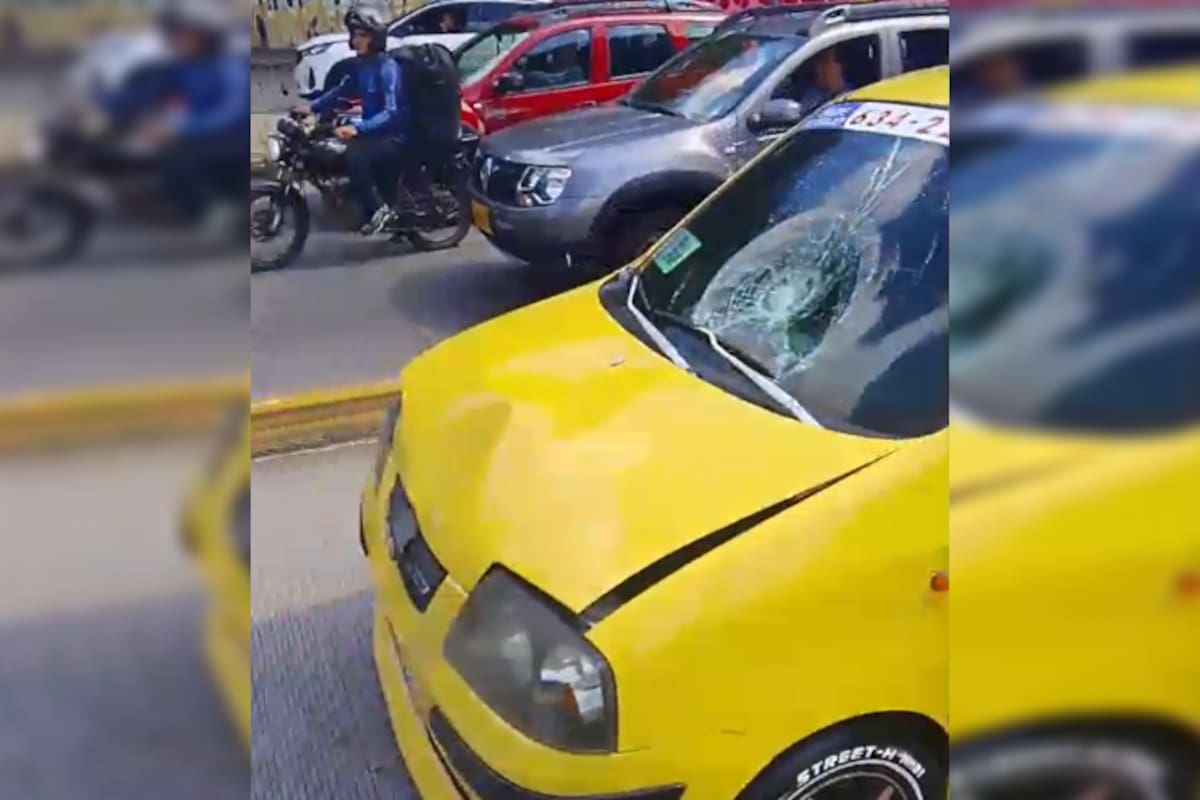 El taxi involucrado en el siniestro presentó graves daños tras el fuerte impacto.