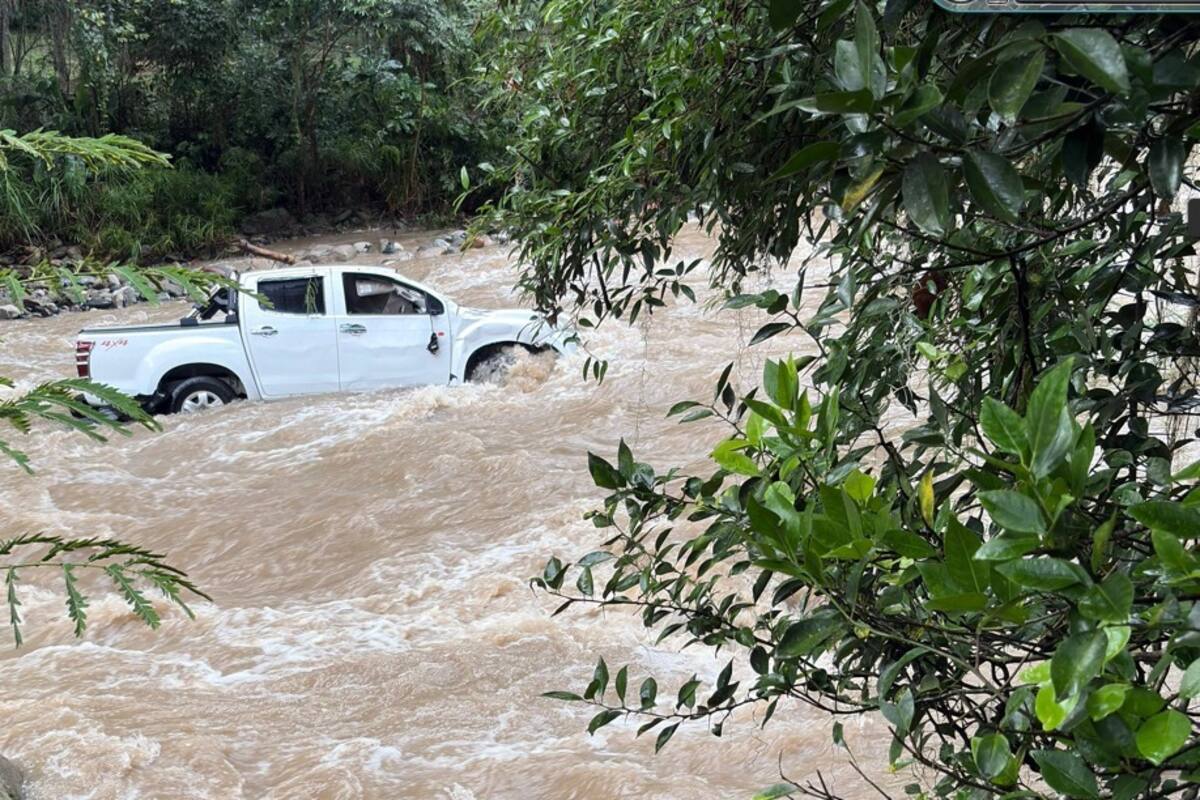 La camioneta terminó atrapada entre las rocas del río Suratá tras salirse de la vía que comunica a Bucaramanga con Matanza.