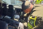 Conductor huyó tras persecución y dejó abandonado un carro con 140 kilos de marihuana en Santander