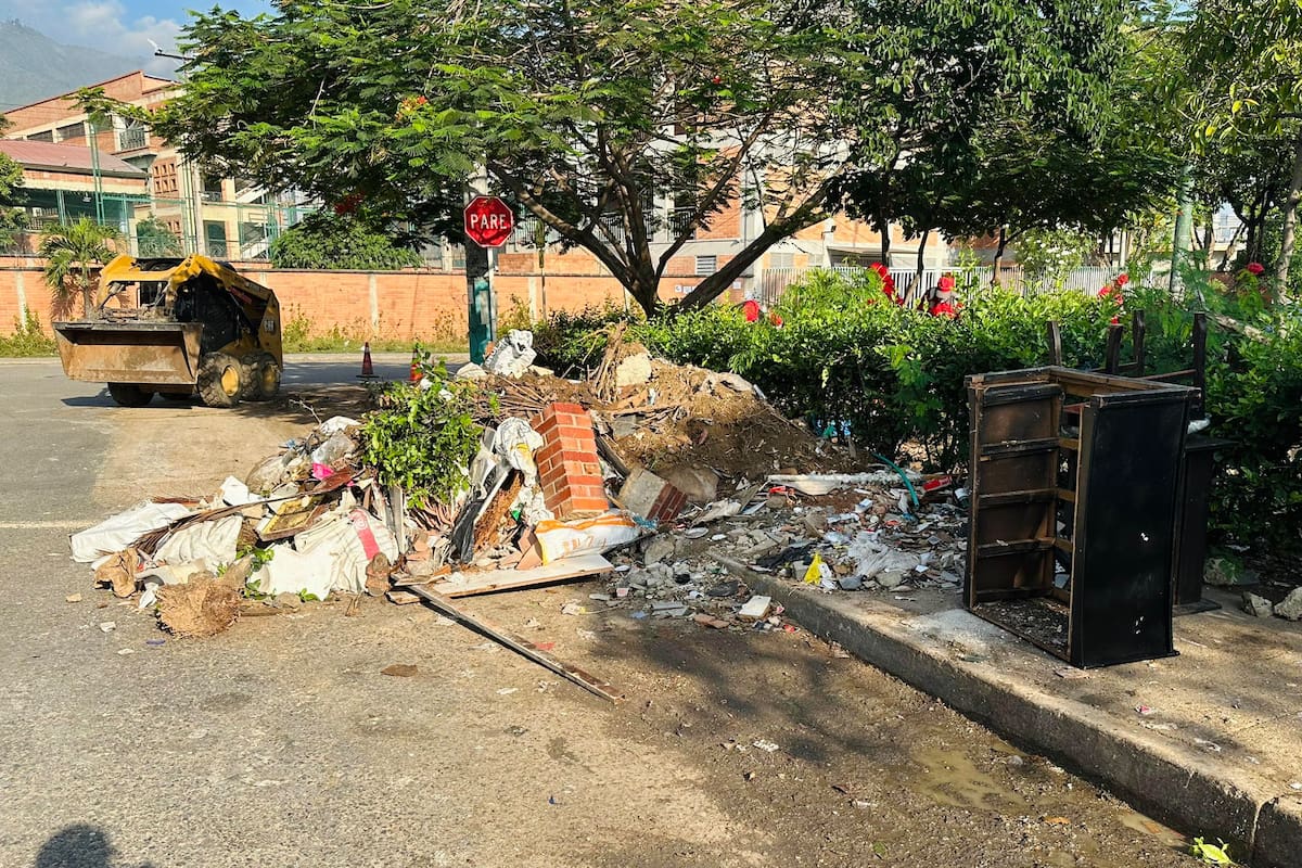 Así permanecían varios puntos en el sector de Portal Campestre, en Girón. Cerca de nueve toneladas de inservibles se recolectaron en la zona. (Foto: suministrada 7 VANGUARDIA)