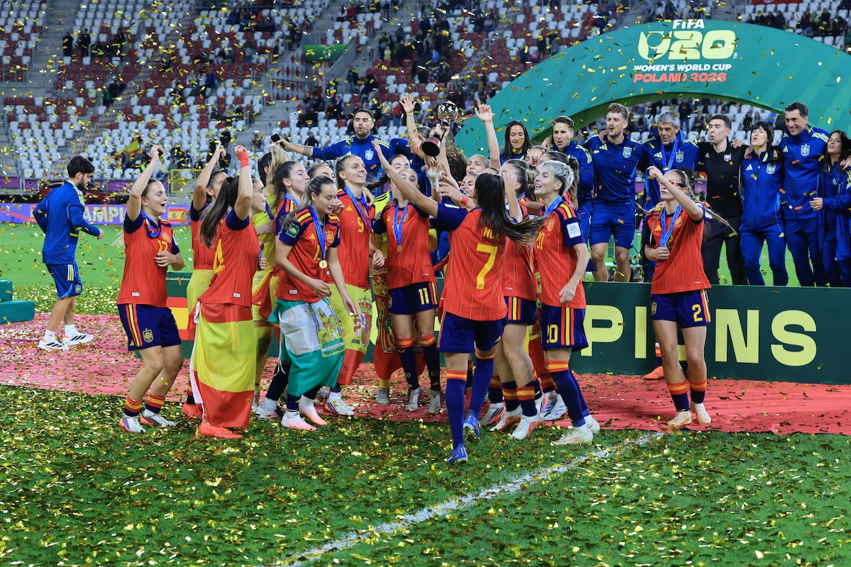 España celebra el título tras la final del mundial sub-20 en categoría femenina que se ha disputado en Lodz, Polonia.EFE/EPA/MARIAN ZUBRZYCKI
