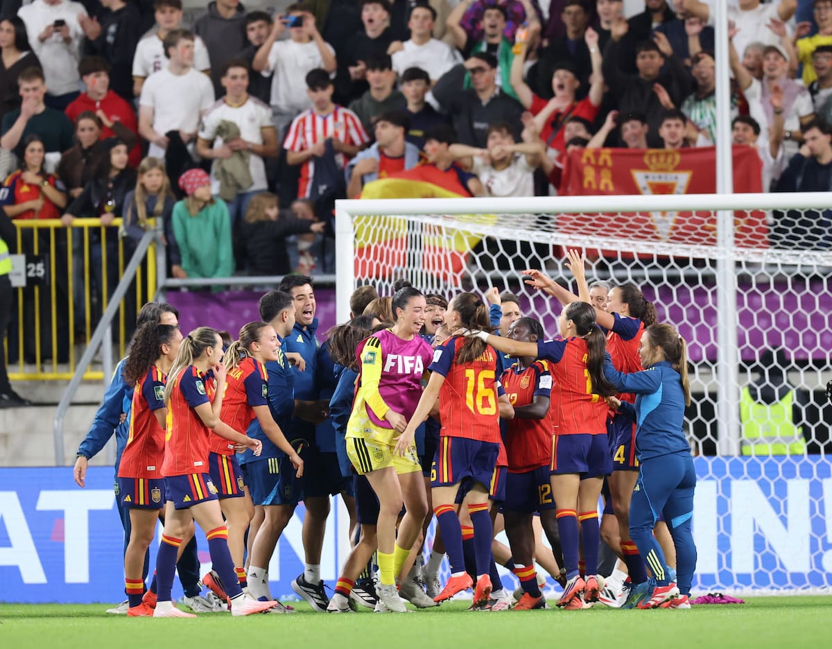 España celebra el título tras la final del mundial sub-20 en categoría femenina que se ha disputado en Lodz, Polonia.EFE/EPA/MARIAN ZUBRZYCKI