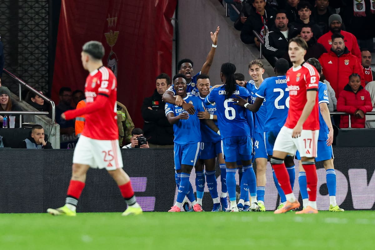 El jugador del Real Madrid Vinicius Junior celebra cpn sus compañeros su gol durante el partido de la UEFA Champions League entre Benfica y Real Madrid en Lisboa, Portugal. EFE/EPA/JOSE SENA GOULAO