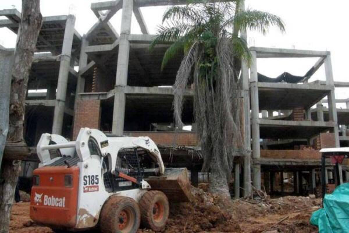 Hacia finales de octubre debería entregarse la obra de ampliación del Colegio Camilo Torres. Aunque según la Secretaría de Educación las obras presentan retrasos, el proyecto concluiría sin mayores contratiempos si el contratista se apega a la programación inicial. (Foto: Edgar Pernett/VANGUARDIA LIBERAL)