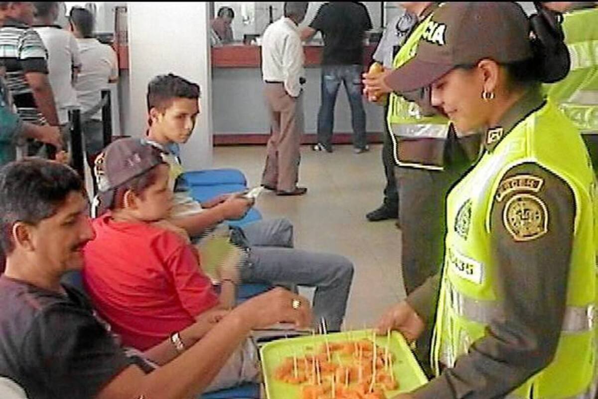 La Policía estará constantemente durante el año en las instalaciones de las diferentes entidades financieras y comerciales realizando la campaña ‘No dé Papaya’. (Foto: Suministrada/ VANGUARDIA LIBERAL)