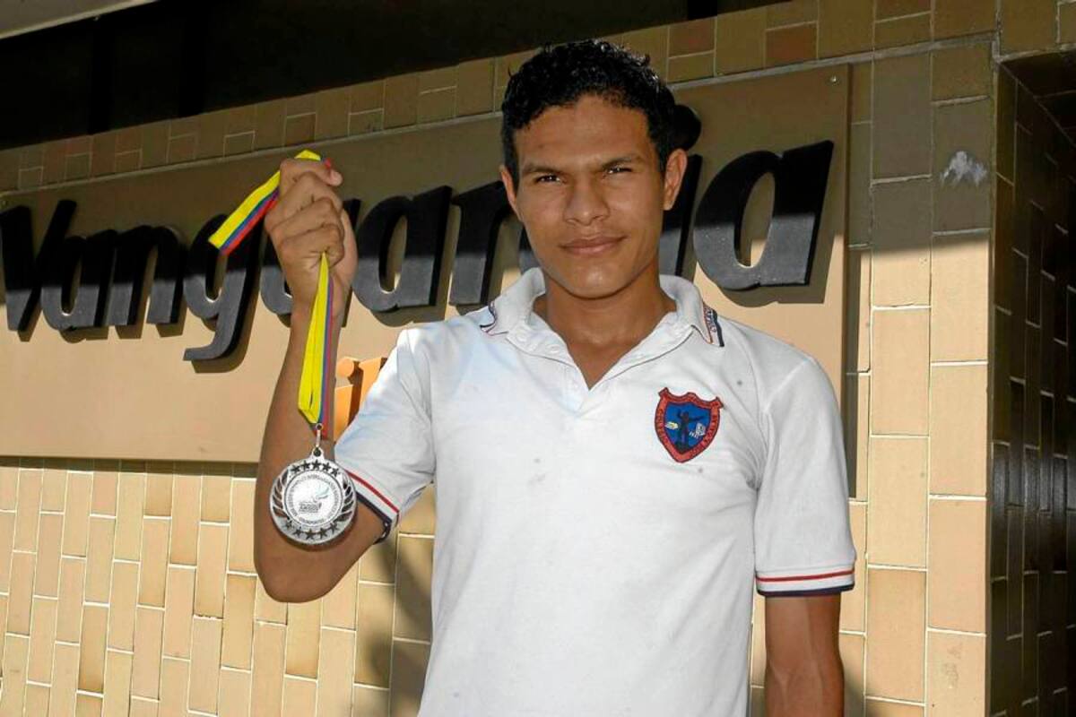 El atleta barranqueño, Diego Saavedra Sogamoso, de 17 años, buscará la marca mínima para viajar al Mundial Juvenil de Atletismo de Barcelona, España. (Foto: Suministrada/VANGUARDIA LIBERAL)