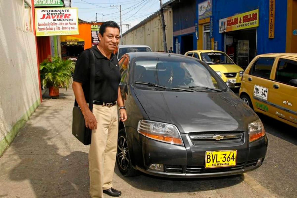 Luis Francisco Bohórquez Pedraza, alcalde de Bucaramanga, advirtió que no pemitirá que carros, como el que se aprecia en esta foto, invadan el espacio público. (Foto: Foto: César Flórez /VANGUARDIA LIBERAL)