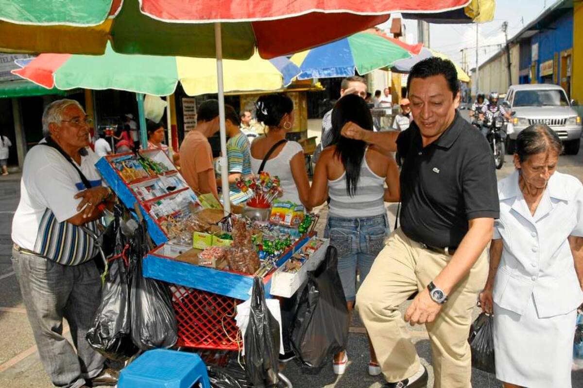 El paso del Alcalde se vio interrumpido por la presencia de docenas de ventas ambulantes en la calle 35 con carrera 13. (Foto: Foto: César Flórez / VANGUARDIA LIBERAL)