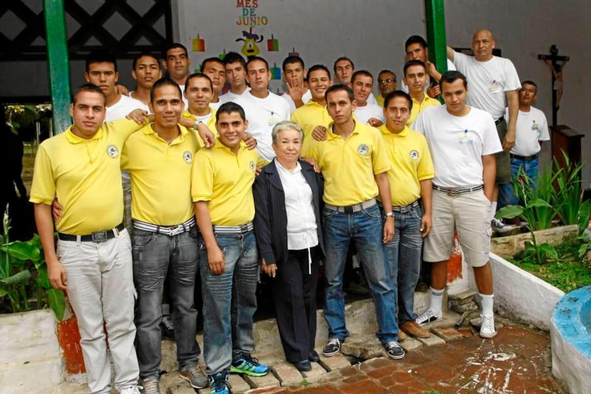 Alcira Pinto, directora administrativa de Hogares CREA, aparece aquí junto a estos hombres que son ejemplos de superación. (Foto: César Flórez / VANGUARDIA LIBERAL)