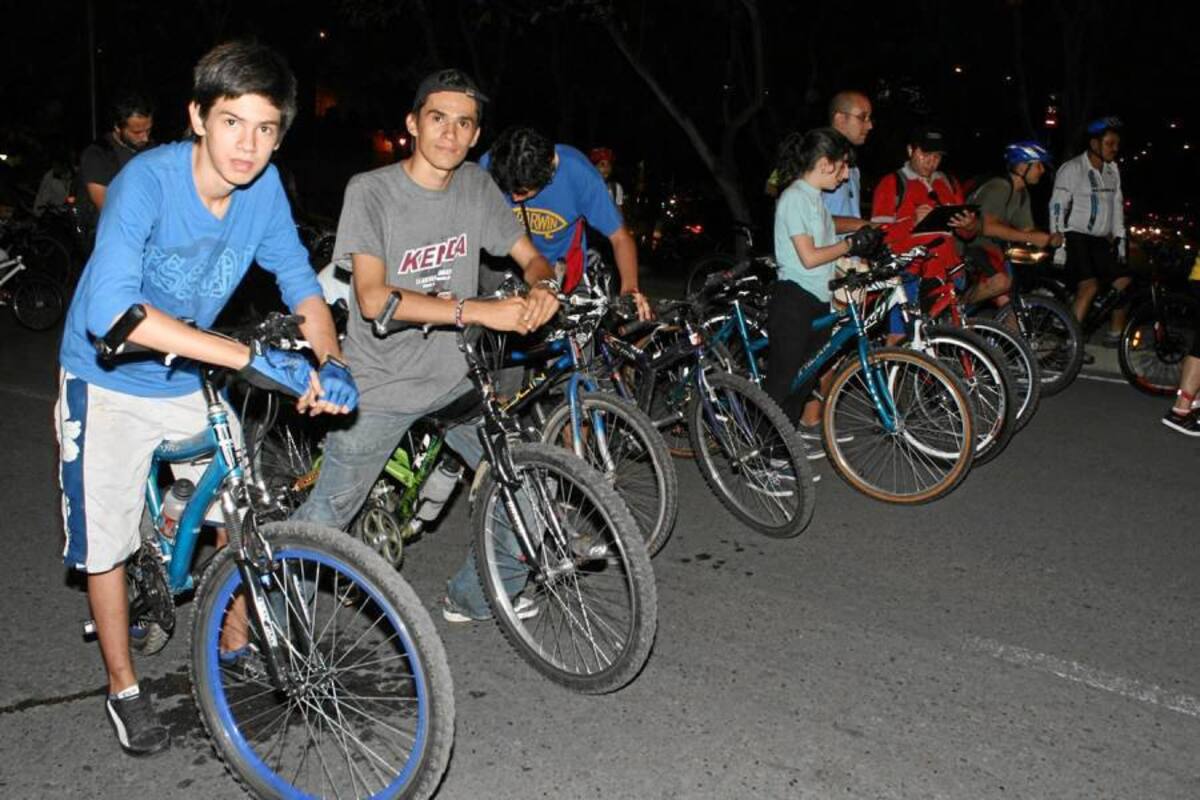 Muchos ciclistas, entre expertos y principiantes, se unieron al segundo ciclopaseo nocturno de la capital santandereana. (Foto: Fotografía: Mauricio Betancourt / VANGUARDIA LIBERAL)