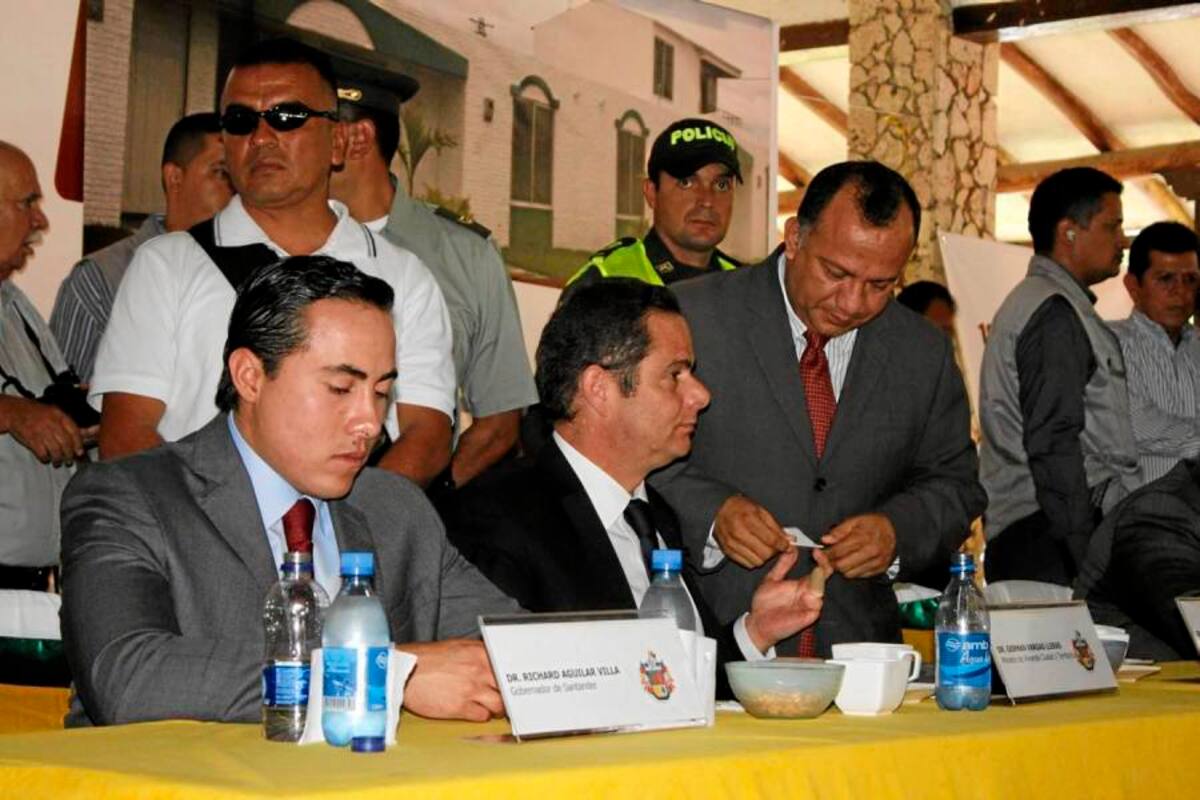 Acompañan al Ministro Vargas Lleras, en la mesa principal del acto de lanzamiento de la subasta pública, el presidente de Findeter, Luis Fernando Arboleda González; el Gobernador de Santander, Richard Aguilar Villa, y el Alcalde Luis Francisco Bohórquez. (Foto: Nelson Díaz / VANGUARDIA LIBERAL )