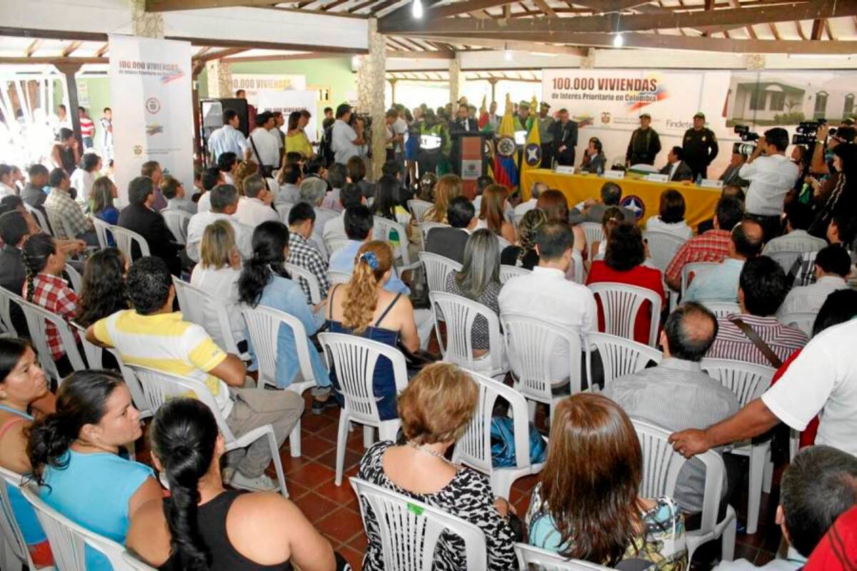 Algunas familias de escasos recursos que asistieron al acto protocolario se fueron del lugar con grandes expectativas e ilusión, sin embargo no fueron pocos los que se mostraron escépticos frente a los anuncios del Ministro de Vivienda, la Gobernación y la Alcaldía. (Foto: Nelson Díaz / VANGUARDIA LIBERAL)