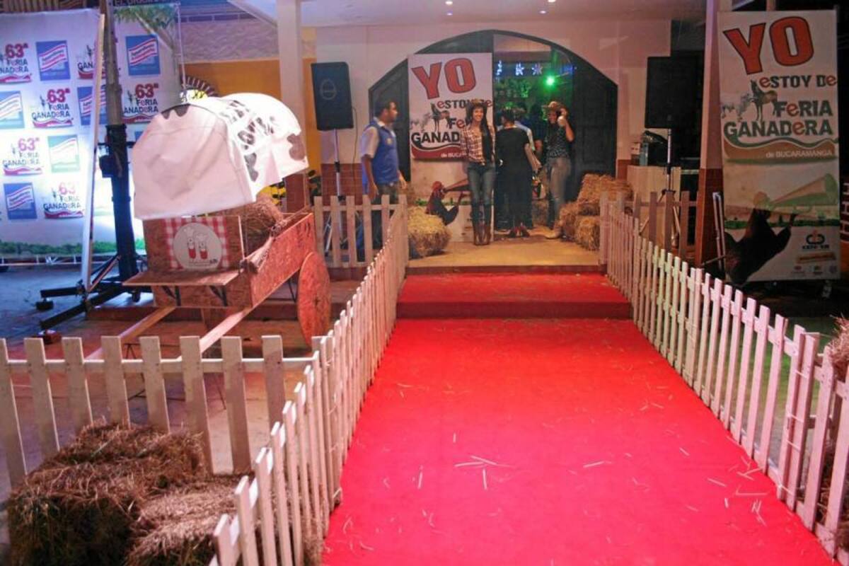 ¡Yo estoy de Feria! Con esta frase, que invitó a propios y a extraños a participar de este tradicional certamen, se oficializó el certamen. Una singular granja ‘recreó’ la ceremonia. (Foto: / VANGUARDIA LIBERAL)