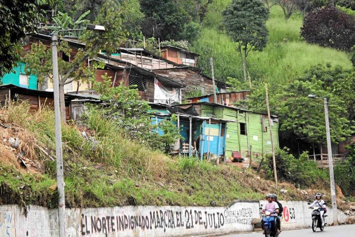 La doble calzada entre La Virgen y La Cemento es el principal dolor de cabeza de Metrolínea en el Norte de Bucaramanga. (Foto: Archivo / VANGUARDIA LIBERAL)