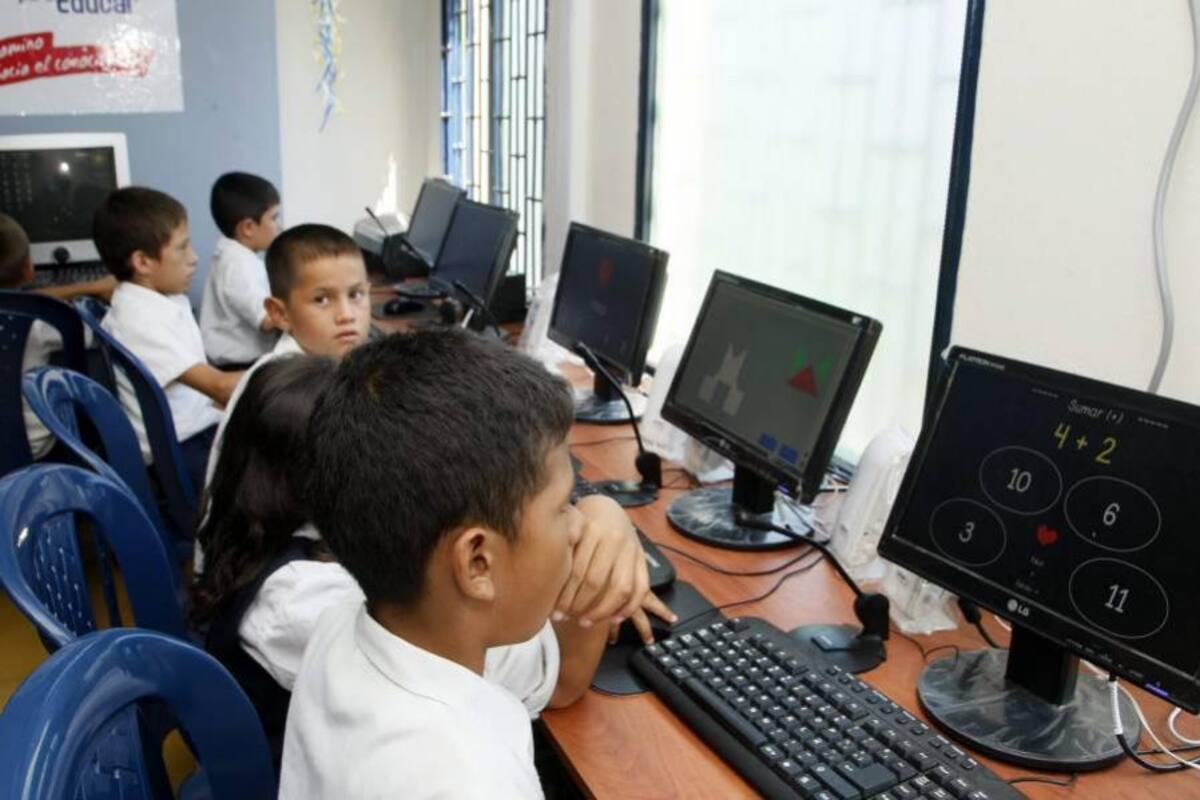 El Ministerio ofrece acompañamiento y capacitación de 120 horas para los docentes de las instituciones donde se entregan los equipos de cómputo. (Foto: Archivo/VANGUARDIA LIBERAL)