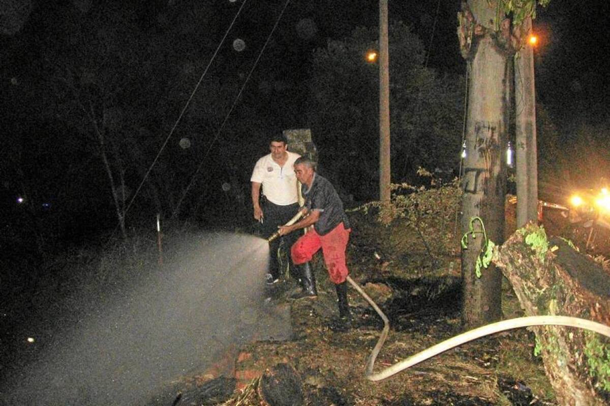 Imprudencia de un habitante de calle provocó un incendio (Foto: Nancy Gómez Cala /VANGUARDIA LIBERAL)