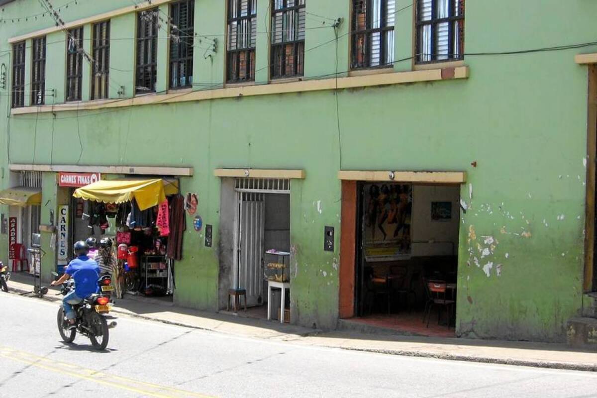 En la pelea que se desató el fin de semana, al interior de un negocio localizado en la Plaza de Mercado, acudió una patrulla, que registró un herido, quien manifestó haber sido agredido cuando se encontraba dentro del establecimiento. (Foto: Nancy Gómez /VANGUARDIA LIBERAL)