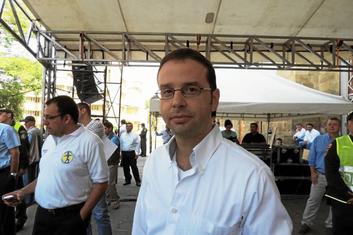 El representante legal del Consorcio Alianza YDN Socorro, Yamil Sabbagh Correa informó durante la firma del contrato con la Alcaldía y el Ministerio de Vivienda que tienen un plazo de 22 meses para culminar la obra. (Foto: Nancy Milena Gómez /VANGUARDIA LIBERAL)