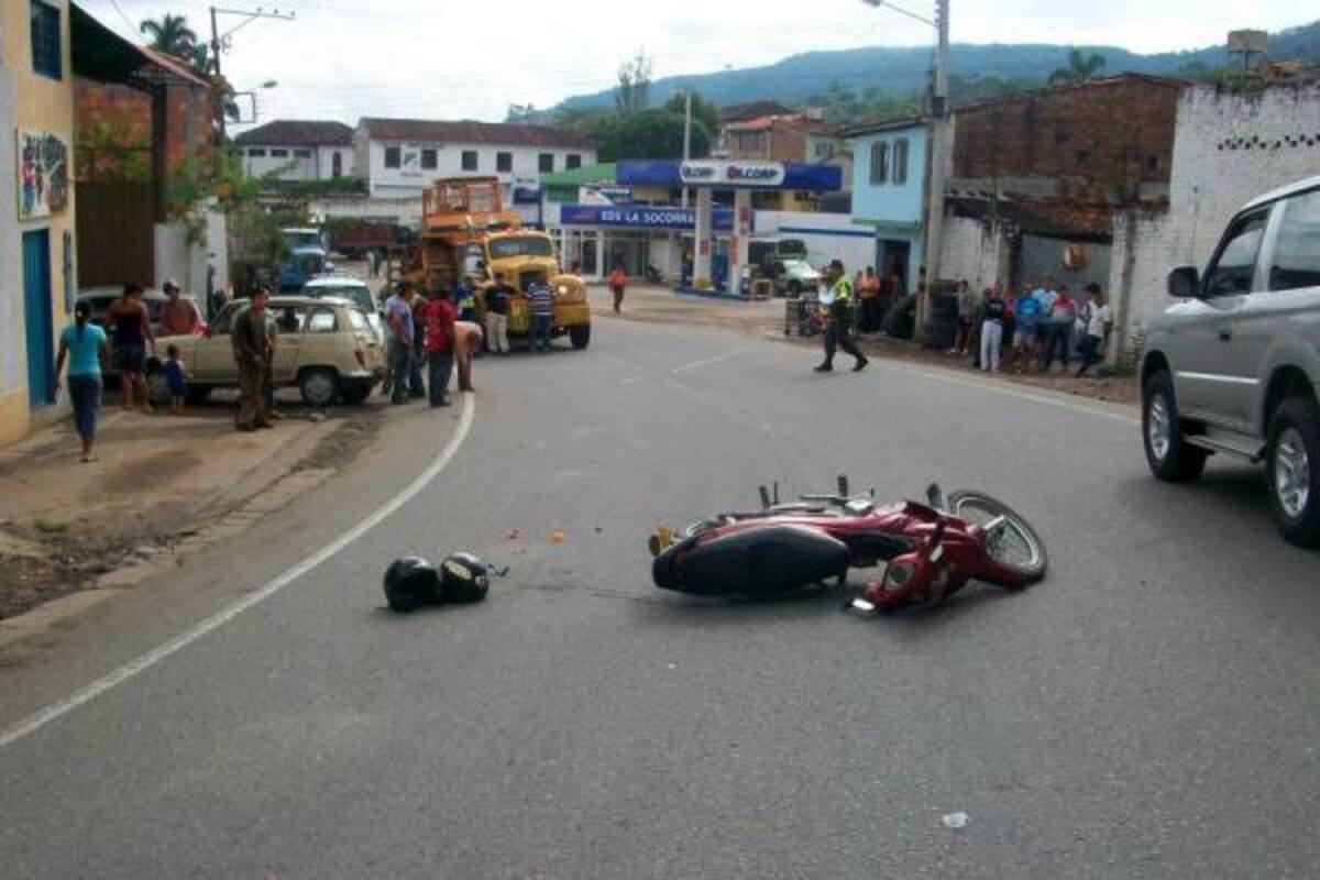Aspectos del accidente que se registró en la carretera central entre un campero y un motociclista.(Foto: Luis Fernando Martínez V. /VANGUARDIA LIBERAL)