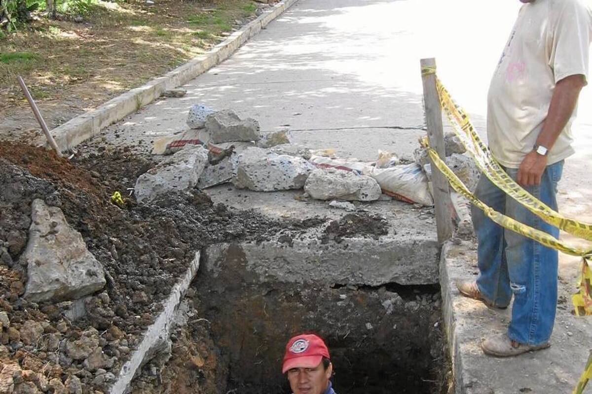 Aspectos de las labores que dejaron con paso a un solo carril, la cuadra de la calle 5 con carrera 6 en el barrio El Bosque, vía que permite el acceso al barrio San Rafael del Socorro. (Foto: Nancy Gómez /VANGUARDIA LIBERAL)