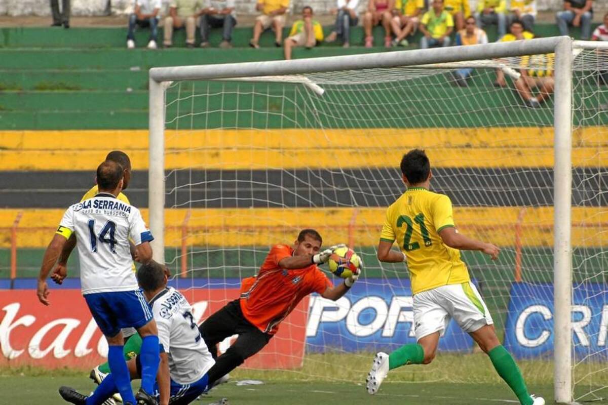 El portero de Real Santander, Elkin Granados, fue exigido por los jugadores de Bucaramanga, especialmente en el segundo tiempo del duelo que terminó empatado a dos tantos. Granados salvó un par de acciones claves en el juego válido por la novena fecha del Torneo Postobón. (Foto: Jaime del Río / VANGUARDIA LIBERAL )