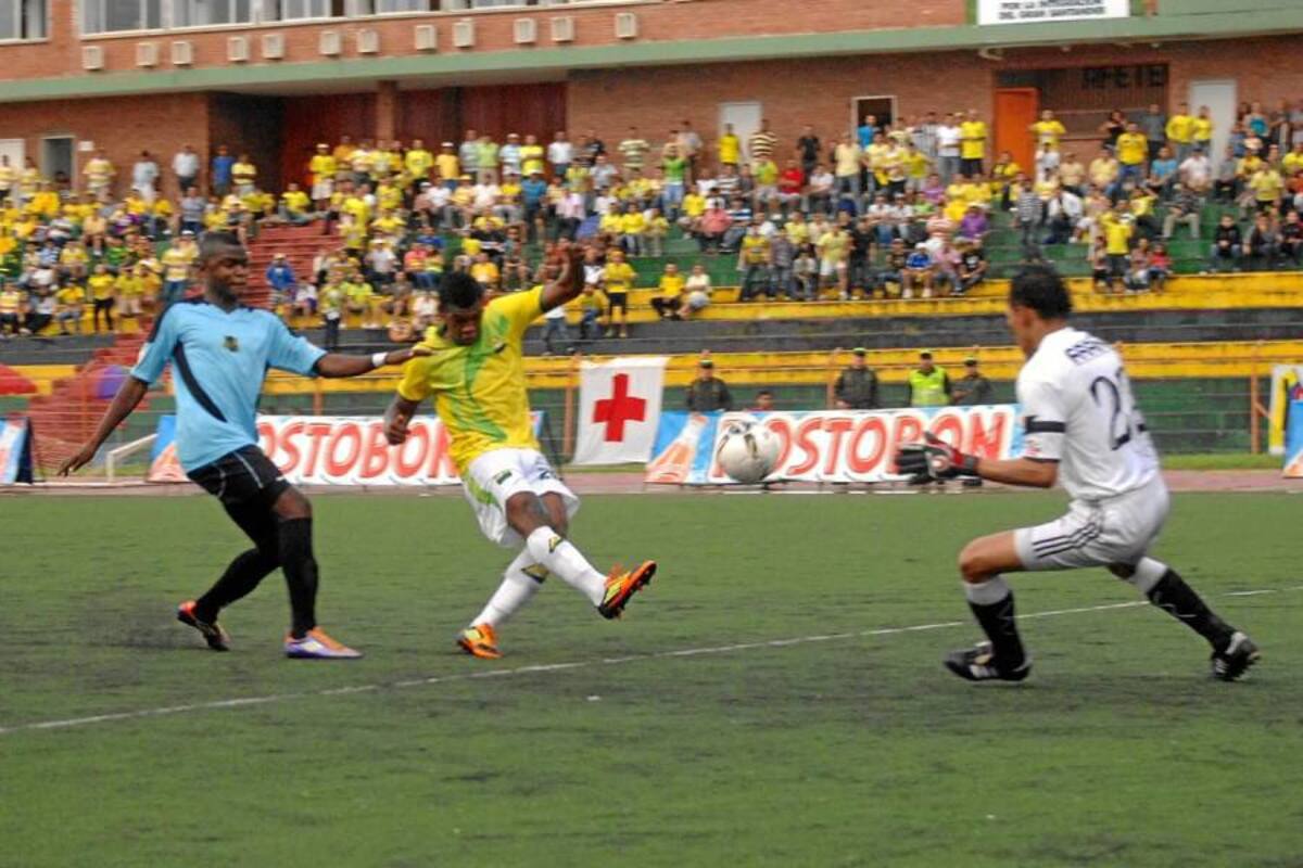 Robinson Aponzá aprovechó una habilitación de Édinson Villalba y al minuto 12 del segundo tiempo puso a ganar al Atlético Bucaramanga. Al final la anotación no sirvió, puesto que el equipo cayó 2 – 1 ante Alianza Petrolera y complicó la clasificación a los cuadrangulares semifinales del Torneo de Ascenso. (Foto: Jaime del Río / VANGUARDIA LIBERAL)