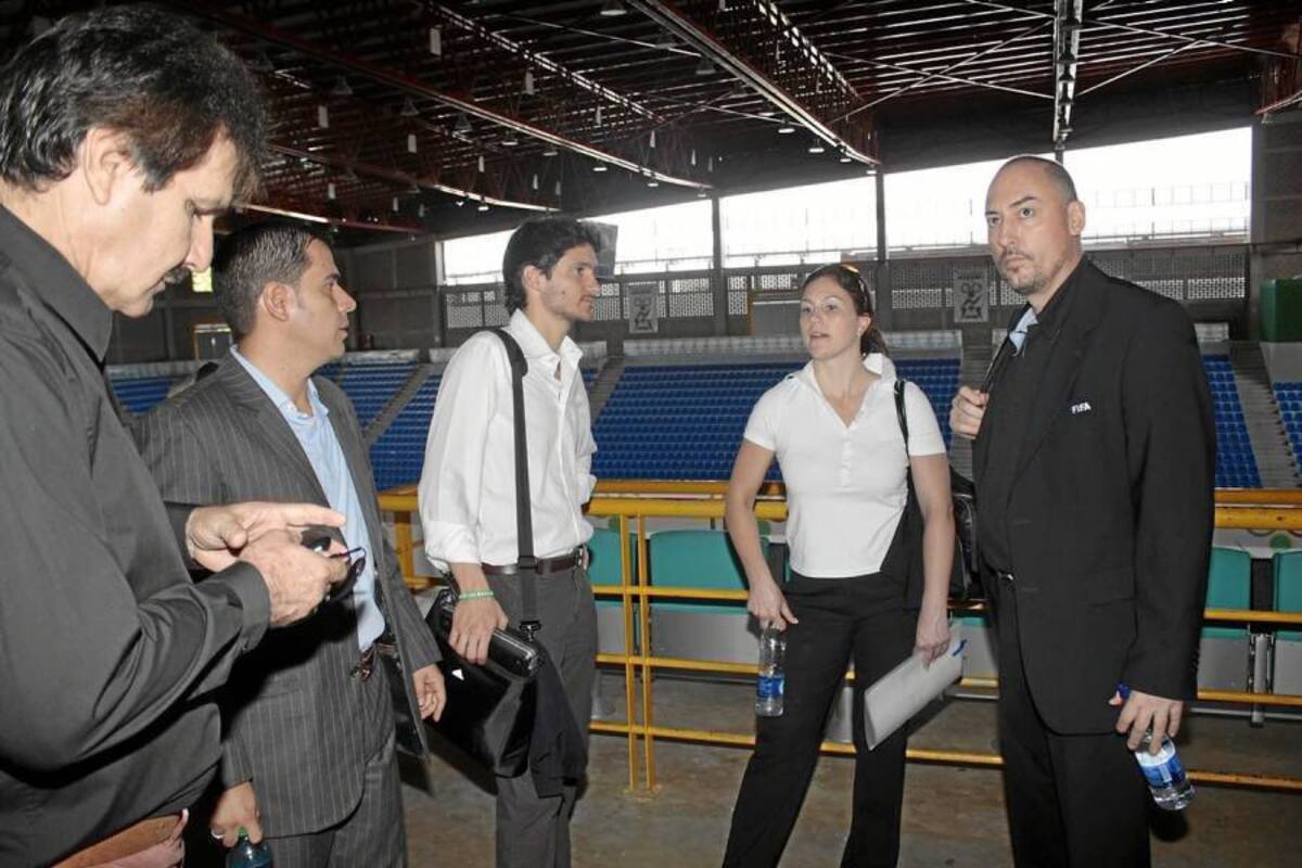 Los veedores de la Fifa, el español Jaime Yarza (derecha) y la canadiense Maryann Smith, hicieron la inspección del coliseo Bicentenario ‘Alejandro Galvis Ramírez’, que está inscrito como posible sede para la Copa Mundo de Fútbol Sala de 2016, a la que aspira Colombia. (Foto: Javier Gutiérrez Pieruccini /VANGUARDIA LIBERAL)