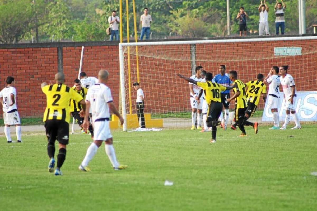 Alianza Petrolera logró su primer punto jugando como local en Yopal, al igualar a un tanto con Once Caldas, gracias a un golazo de chilena del santandereano Michael Rangel. (Foto: Colprensa / VANGUARDIA LIBERAL)
