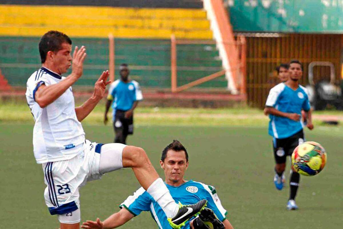 Camilo Campo, goleador de Real Santander en la Copa Postobón con tres tantos, dos menos que Yorleys Mena (Medellín), será el encargado de comandar el ataque del equipo ‘albo’ esta noche cuando a las 7:30 p.m. visite al Boyacá Chicó. (Foto: Archivo/VANGUARDIA LIBERAL)