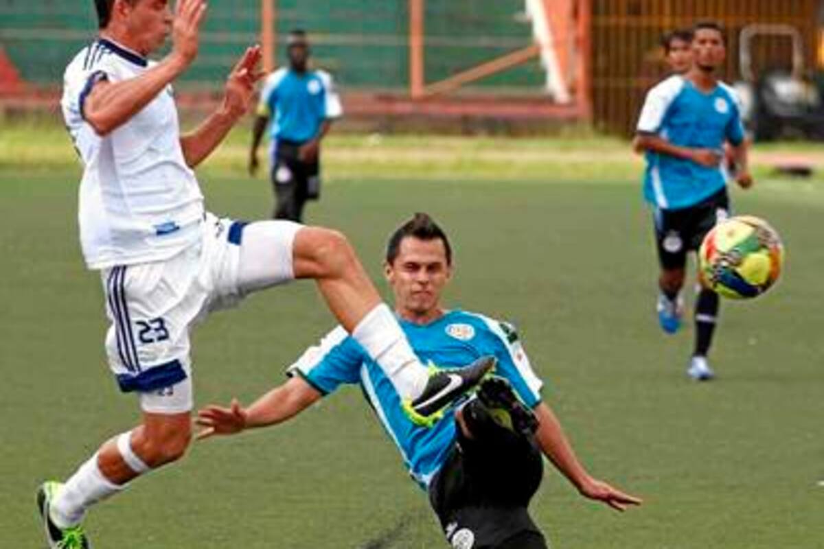 Camilo Campo, goleador de Real Santander en la Copa Postobón con tres tantos, dos menos que Yorleys Mena (Medellín), será el encargado de comandar el ataque del equipo ‘albo’ esta noche cuando a las 7:30 p.m. visite al Boyacá Chicó. (Foto: Archivo / VANGUARDIA LIBERAL )