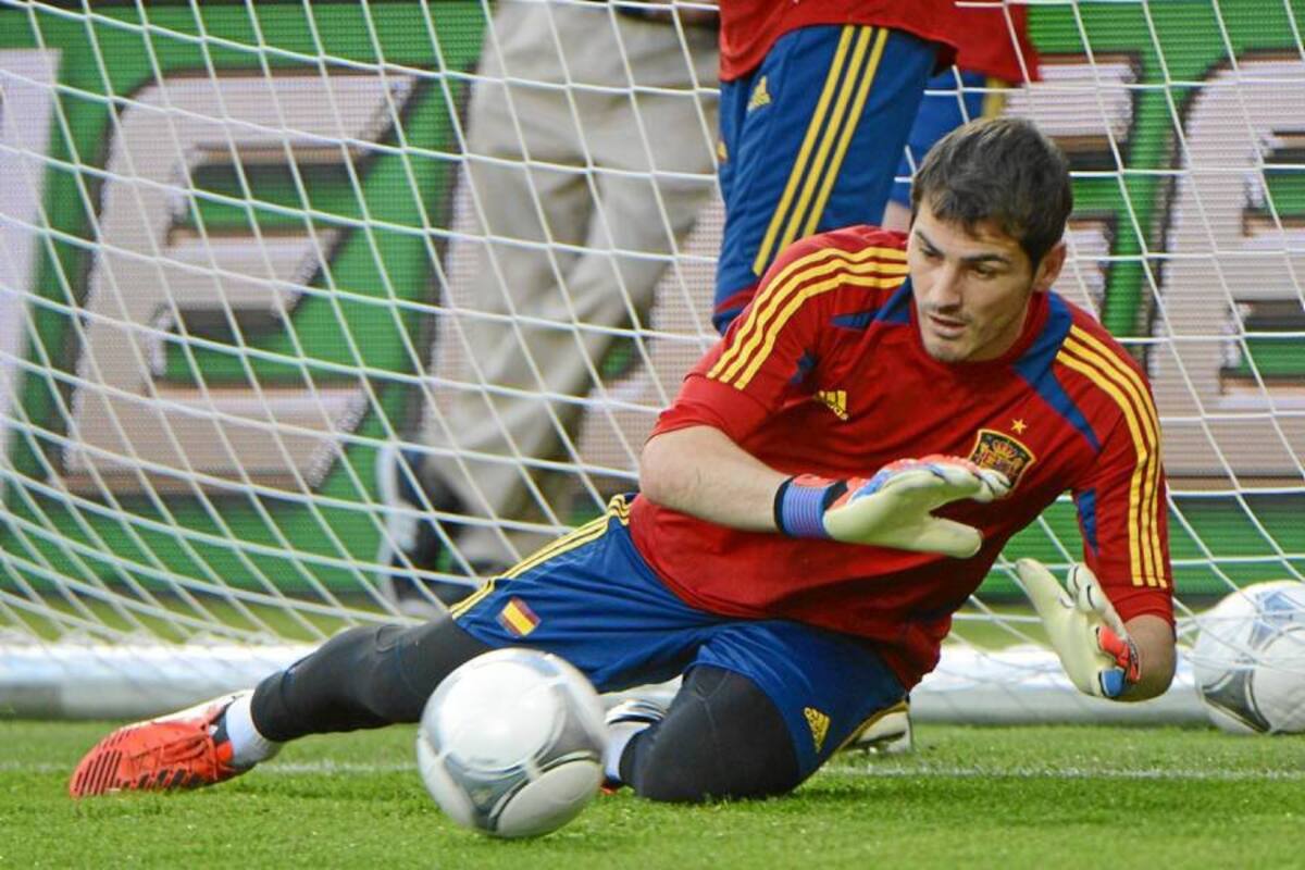 El arquero español Iker Casillas detiene el balón ayer durante el entrenamiento del equipo en el estadio Olímpico de Kiev, Ucrania. Casillas, vital en la presente Eurocopa, buscará extender a cinco los partidos sin recibir goles. (Foto: AFP / VANGUARDIA LIBERAL)