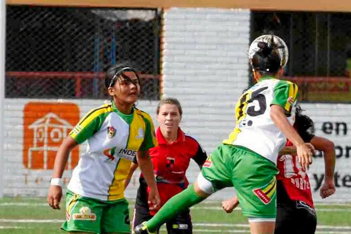 La selección femenina de Santander espera volver esta tarde por la senda del triunfo en el Zonal 3 del Campeonato Nacional de fútbol femenino en su duelo ante Atlántico, para seguir sumando puntos que le permitan acceder a los Juegos Nacionales. (Foto: Nelson Díaz / VANGUARDIA LIBERAL)