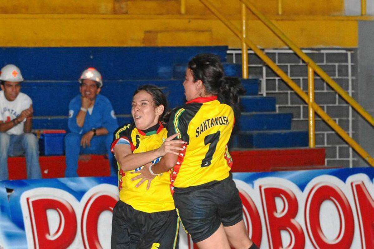 Sandra Quintero (5) y Leidy Estupiñán (7) son dos de las ‘sobrevivientes’ de Independiente Santander que ahora hacen parte de Real Bumanguesas. (Foto: Archivo / VANGUARDIA LIBERAL)