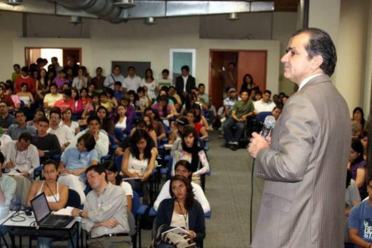 En la conferencia, el ministro señaló que el país debe pensar en fortalecer el sistema educativo para mejorar la productividad de las empresas a través de la formación de mano de obra calificada.(Foto: Nelson Díaz / VANGUARDIA LIBERAL)