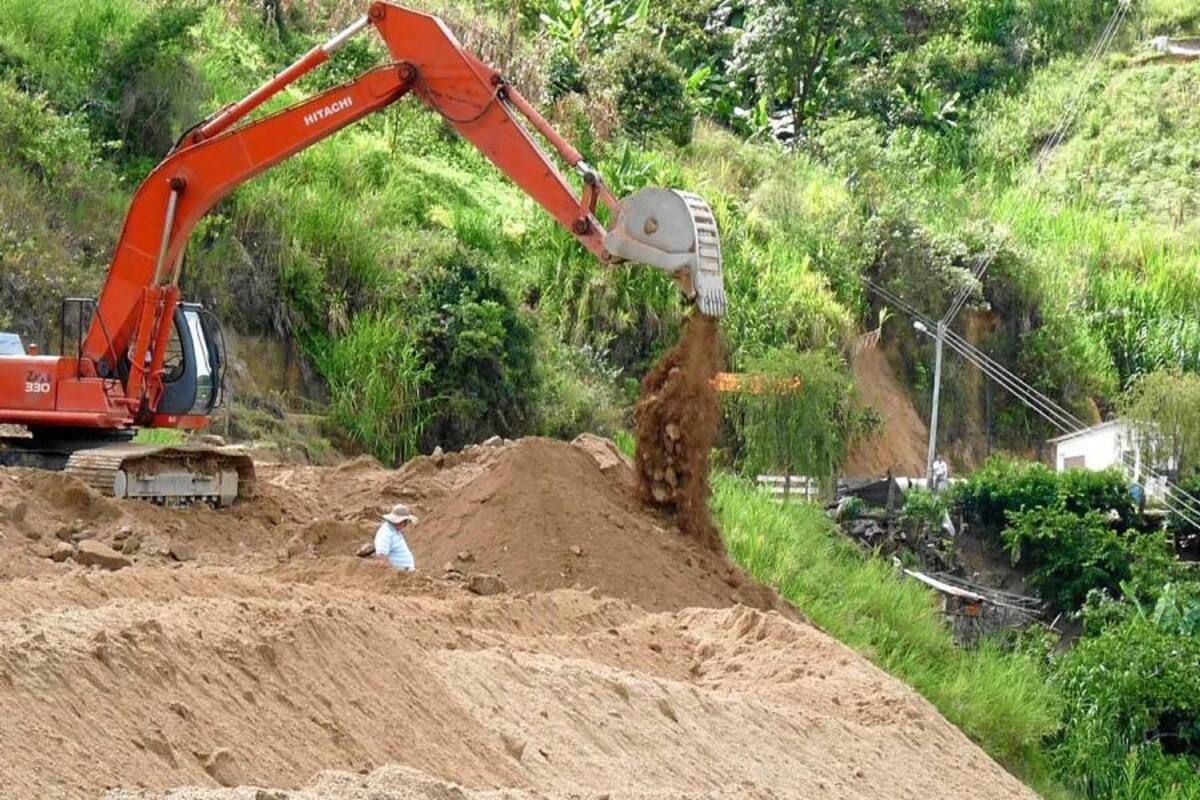 El Invías adelantó trabajos entre el kilómetro 110 al kilómetro 102 con recursos del monto agotable de la entidad durante el pasado fin de semana. (Foto: Suministrada/VANGUARDIA LIBERAL )