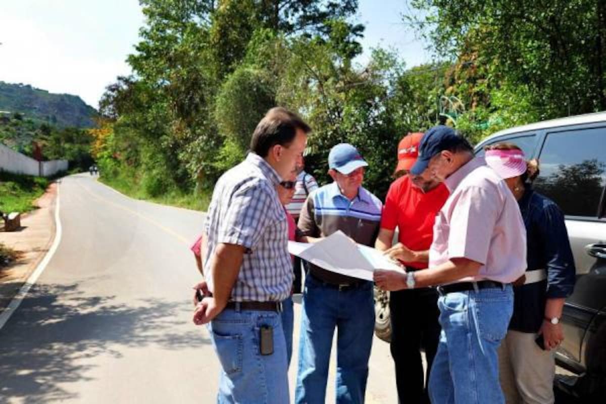El Gobernador de Santander, Horacio Serpa inauguró oficialmente la primera fase de la pavimentación de la vía hacia Acapulco. (Foto: Suministrada/ VANGUARDIA LIBERAL )