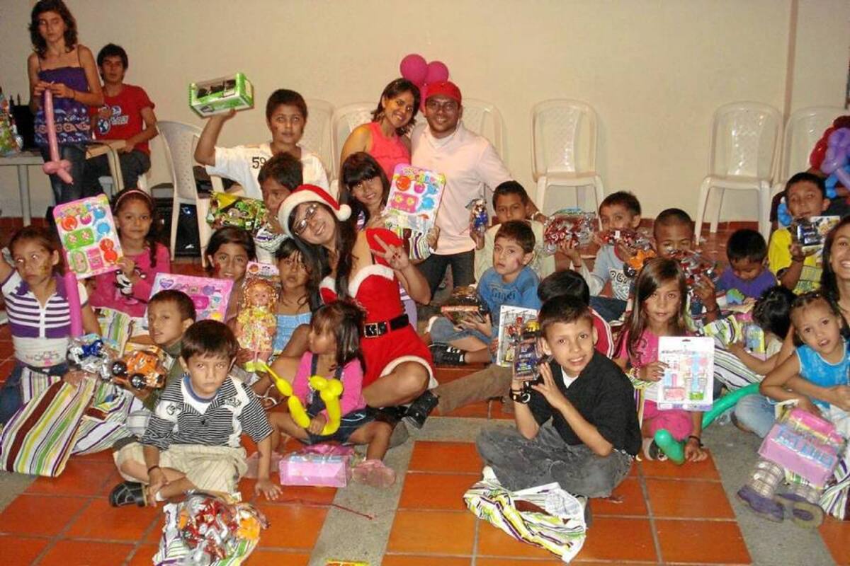Cada año, este grupo de jóvenes organiza campañas navideñas para recolectar regalos para los niños de población vulnerable. (Foto: Suministrada/VANGUARDIA LIBERAL )