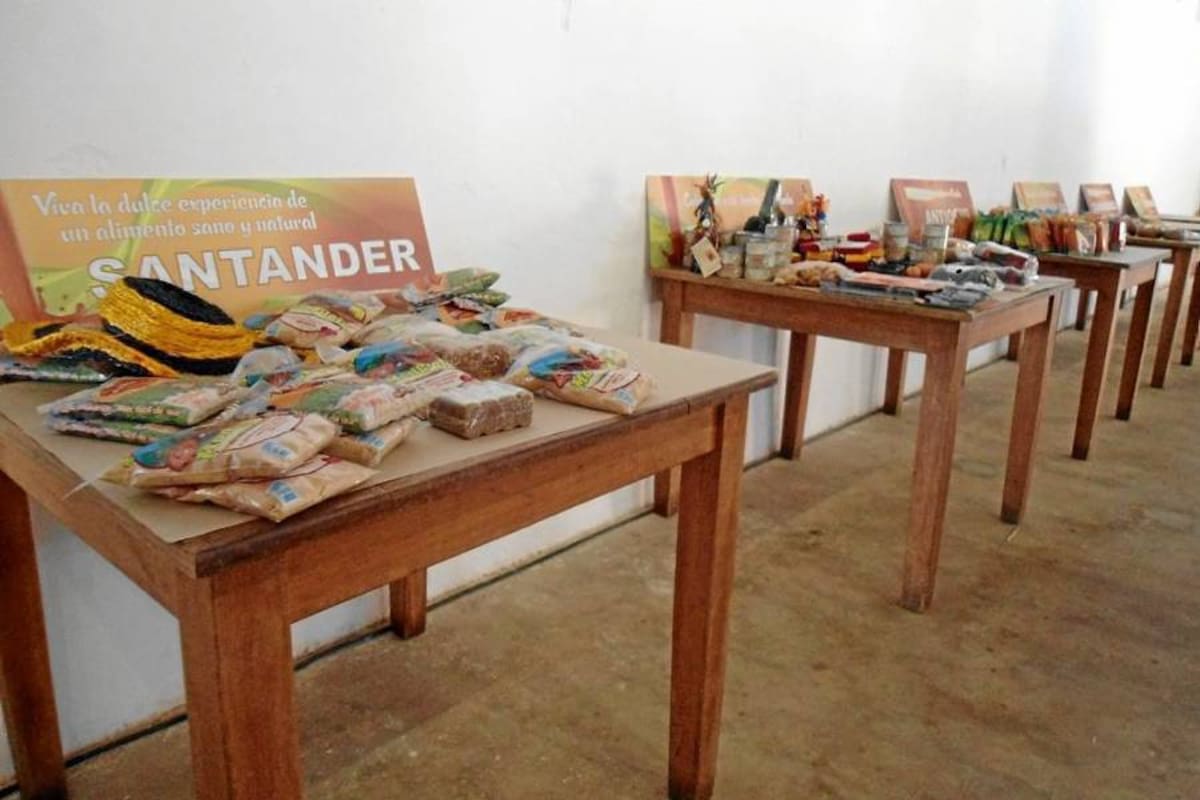 En las antiguas bodegas de la colombiana de Tabaco, en Barichara se realiza el Primer Concurso y muestra nacional de dulcería. (Foto: Nancy Acuña R / VANGUARDIA LIBERAL)