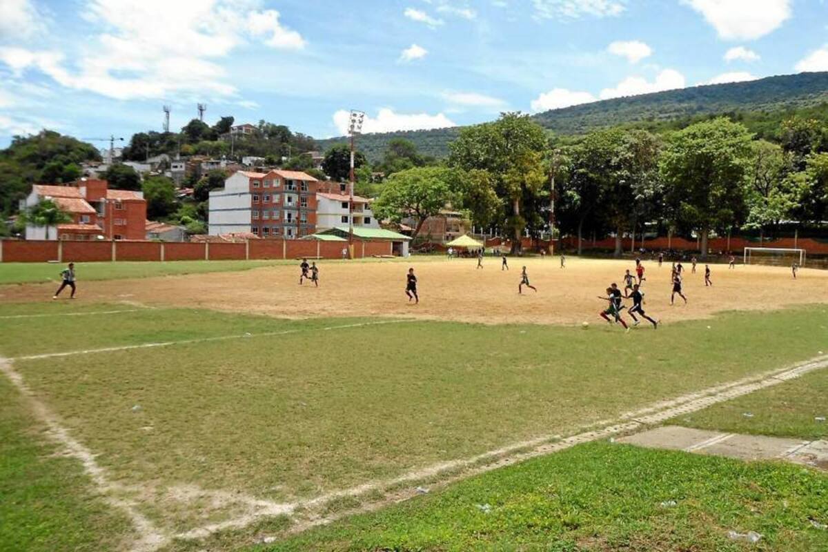 Hoy a partir de las 7:30 de la mañana, en la cancha del Colegio San José de Guanentá se juega 8 partidos de la ronda semifinal del Campeonato de Fútbol infantil en el que participan equipos de cuatro municipios (Foto: Nancy Acuña R /VANGUARDIA LIBERAL)