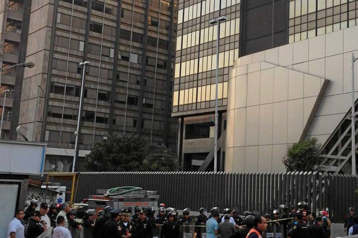 Imágenes de televisión mostraban escombros en la planta baja del edificio, mientras bomberos y efectivos de organismos de socorro, apoyados por helicópteros y ambulancias, trabajan en el lugar y sacaban en camillas a los heridos. (Foto: EFE / VANGUARDIA LIBERAL)