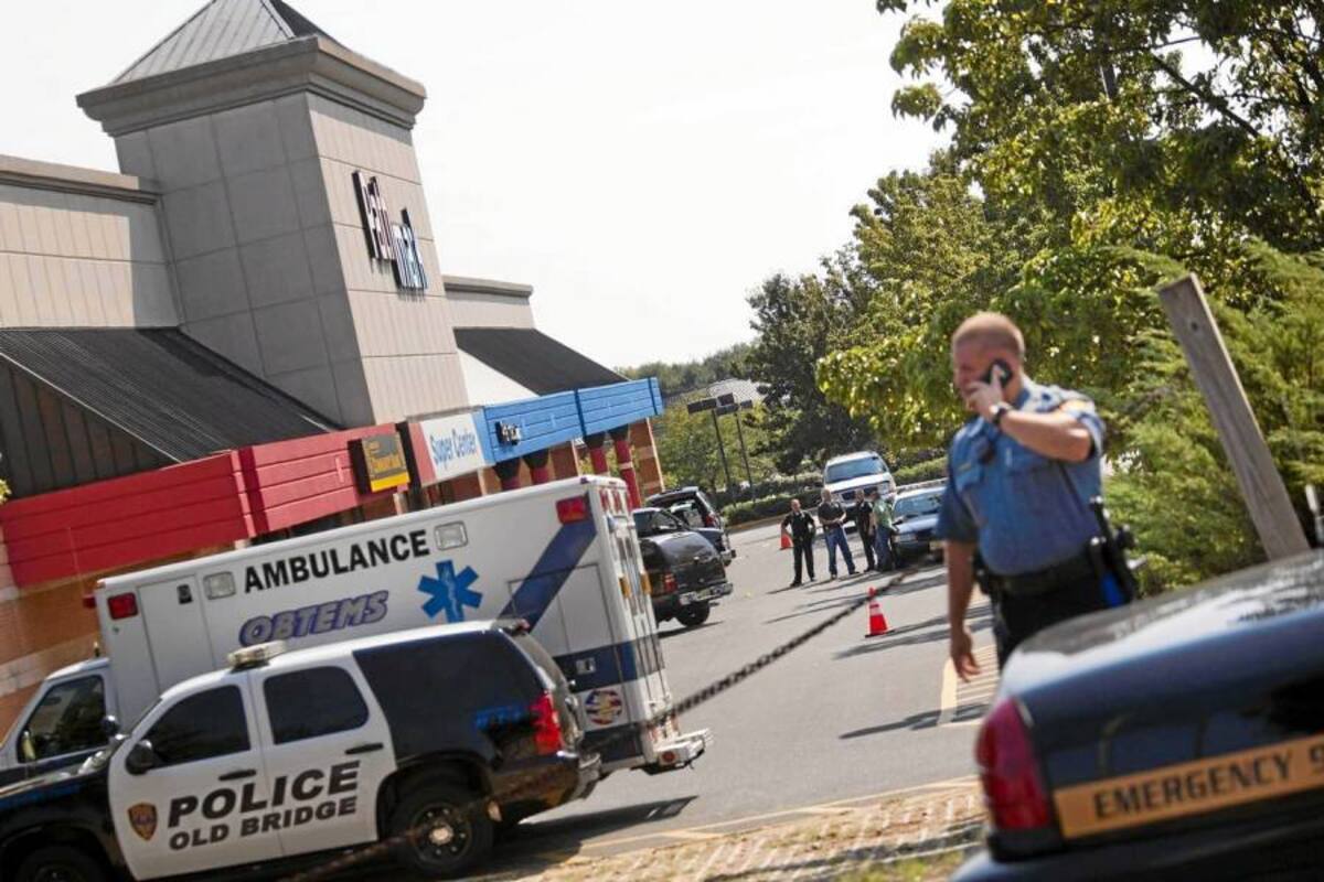 Agentes de la Policía evacuaron del lugar a los empleados del centro comercial Pathmark, donde varias ventanas quedaron destruidas por los disparos. (Foto: AFP / VANGUARDIA LIBERAL)