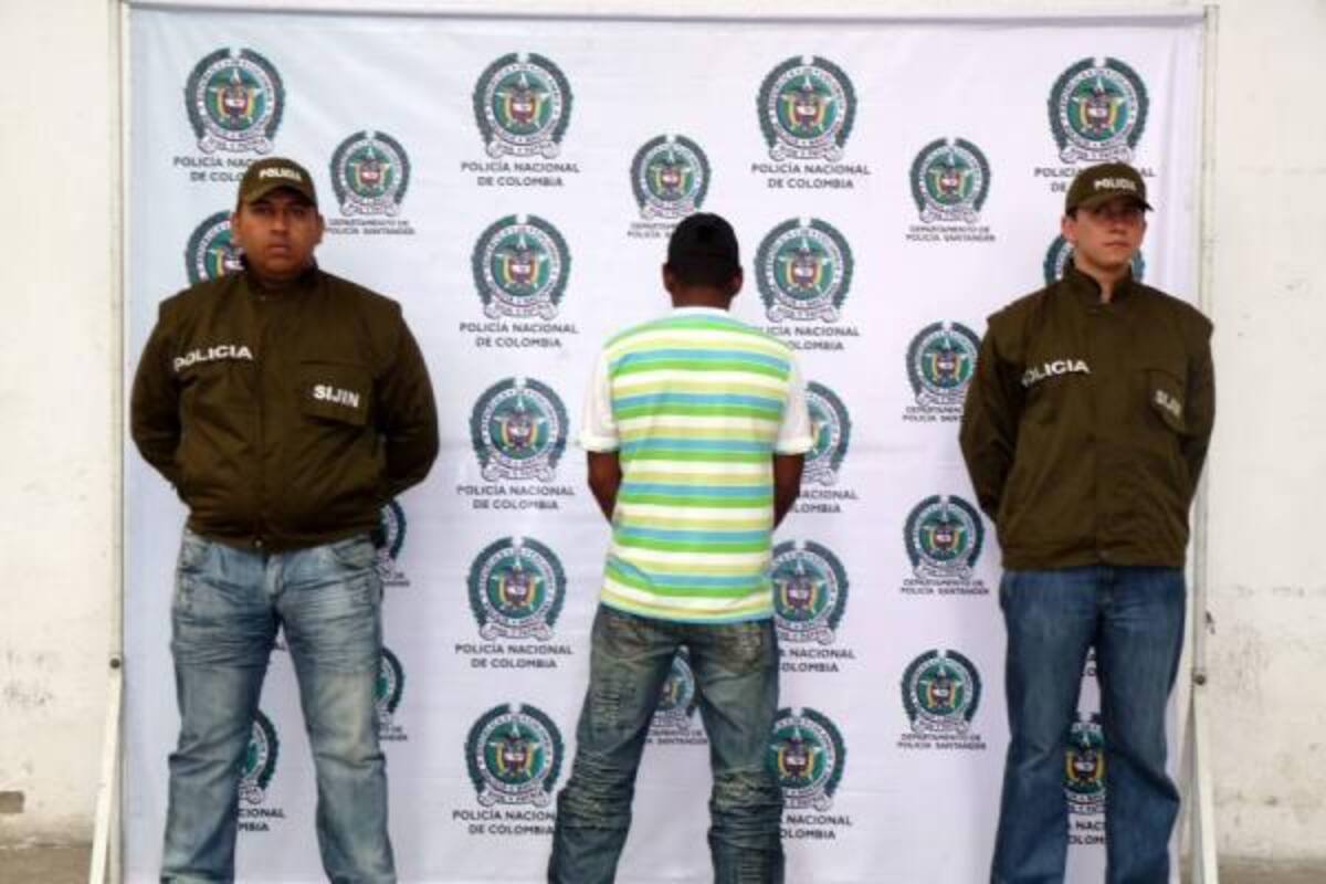El capturado fue dejado a disposición de la Fiscalía por los delitos de concierto para delinquir agravado en concurso con homicidio y extorsiones agravadas, porte ilegal de armas de fuego, constreñimiento y otros.(Foto: Suministrada / VANGUARDIA LIBERAL)