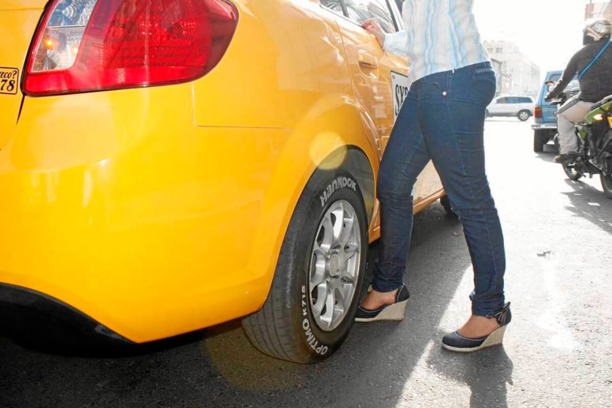 Los presuntos timadores fingen ser pisados por el vehículo para después exigirle dinero al conductor. (Foto: Ilustración/VNAGUARDIA LIBERAL )