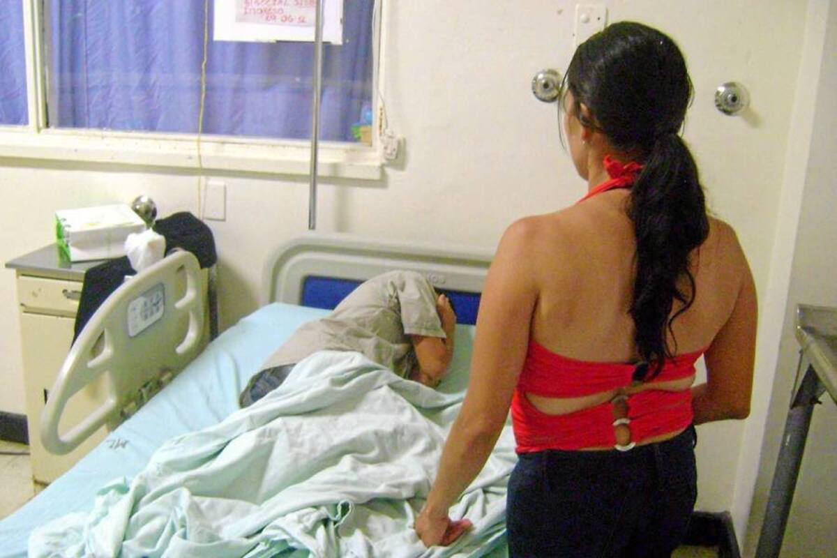Al cierre de esta edición, el pequeño era valorado por el Instituto de Medicina Legal para conocer su estado de salud. (Foto: Marco Valencia/ VANGUARDIA LIBERAL )