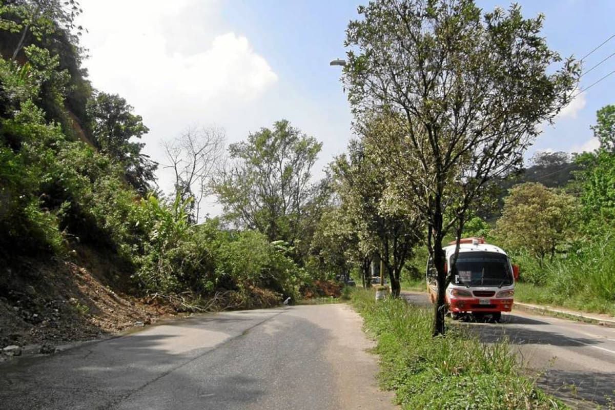 En la Transversal Oriental hay un derrumbe que cumbre un carril en sentido sur-norte. (Foto: Archivo/VANGUARDIA LIBERAL)