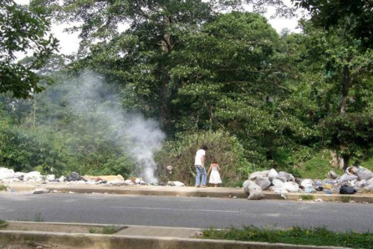 Esta es la zona del asentamiento Suratoque, en Floridablanca, donde los residentes sacan las basuras en horas no establecidas, y adicional la queman en plena vía pública.(Foto: Sully Catherine Santos H./VANGUARDIA LIBERAL )