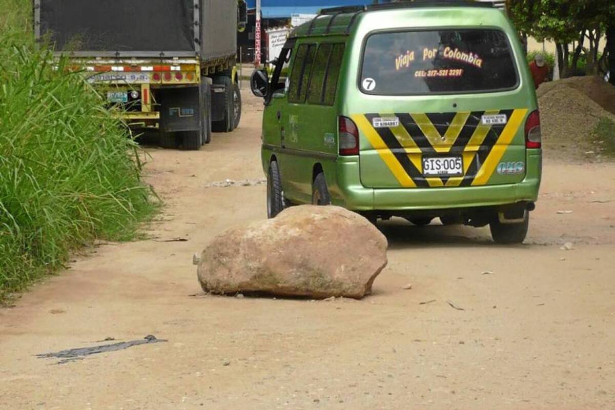 La piedra que se desprendió de la montaña obstruye parcialmente el paso vehicular en la vía principal de San Antonio del Carrizal. (Foto: Liliana Carvajal/VANGUARDIA LIBERAL )