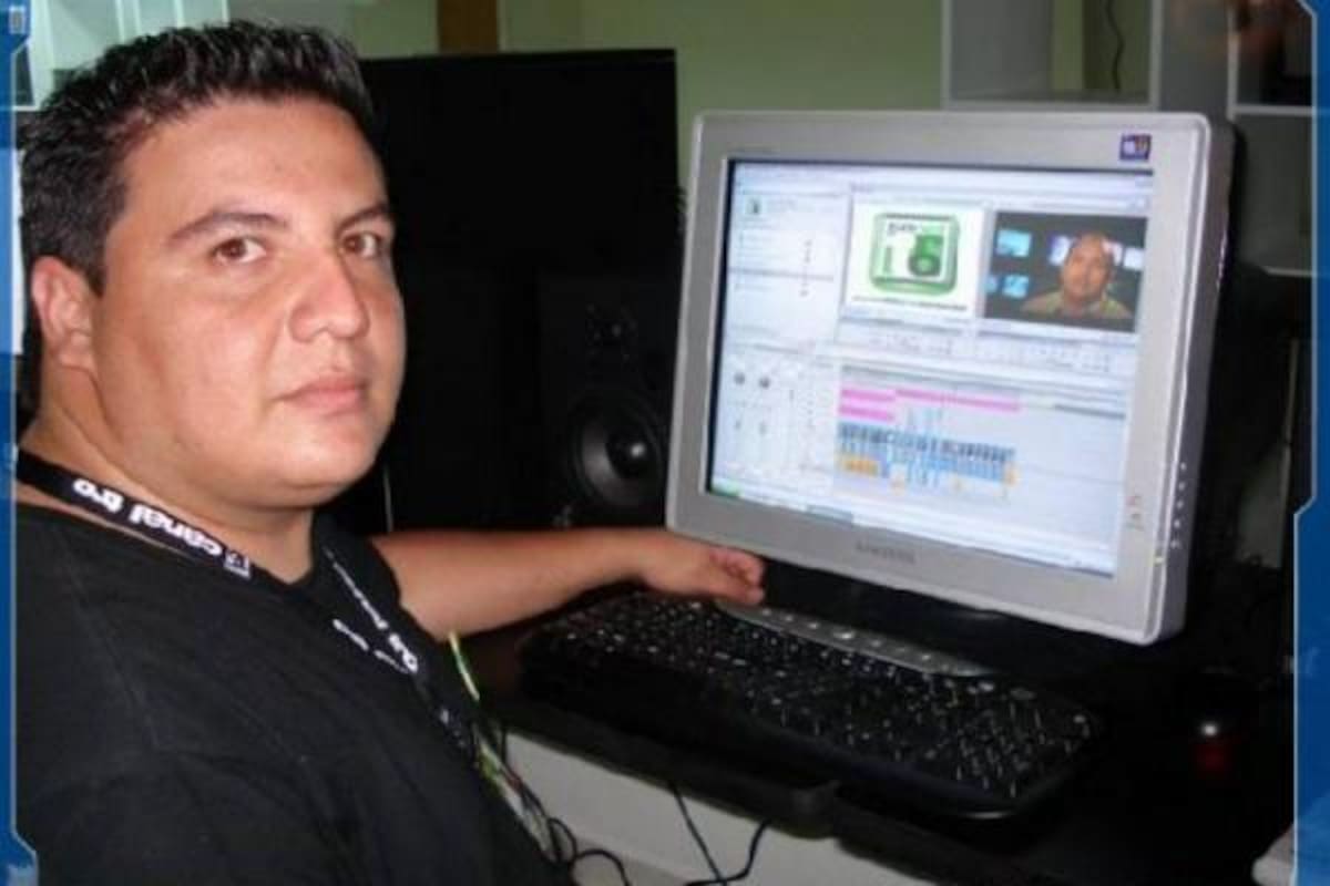 "Oki" durante una de las largas jornadas que dedicaba a la producción de televisión.(Foto: Suministrada / VANGUARDIA LIBERAL)
