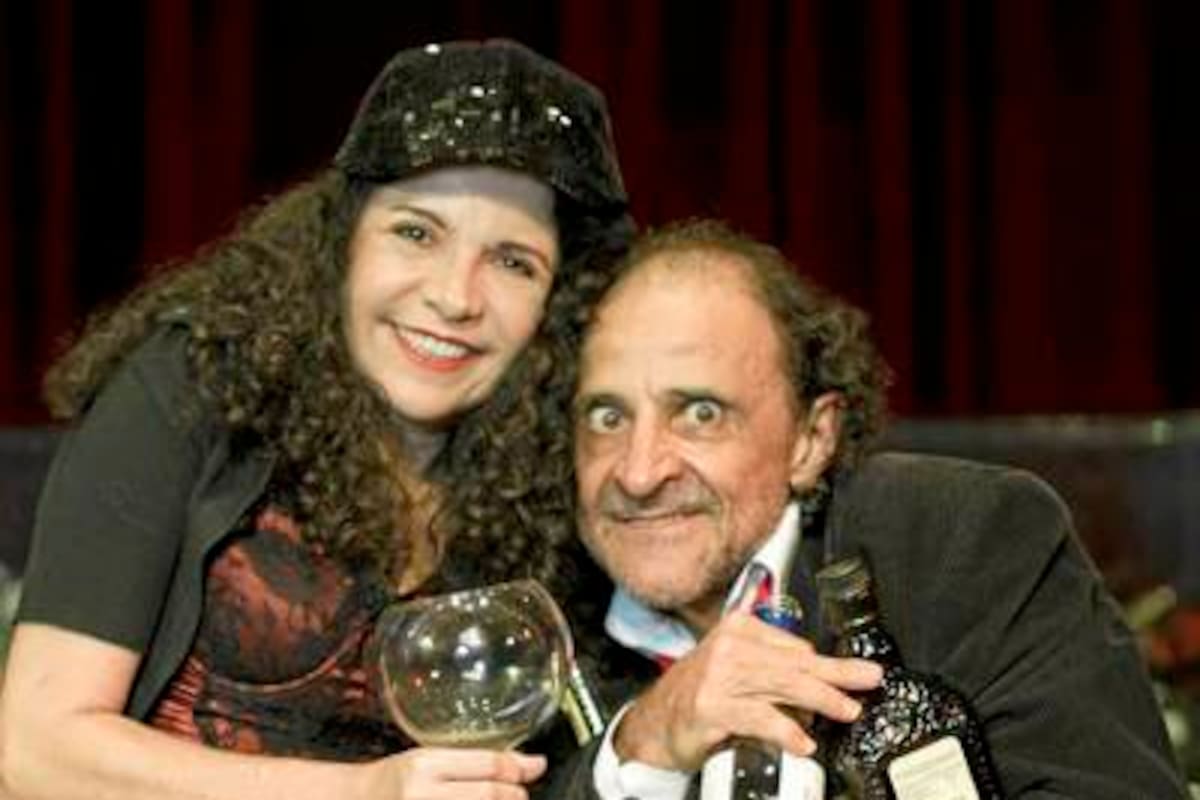 Carlos Mario Aguirre y Cristina Toro abordarán las más divertidas situaciones alrededor de esa costumbre inscrita en todas las culturas: beber como celebración, como aliciente, como paliativo o como vicio. En cualquiera de esos casos, se generan situaciones que El Águila Descalza retoma para permitir una hilarante reflexión sobre este fenómeno universal.